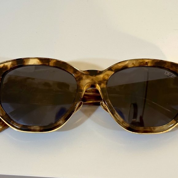 DEZI eyewear - CHARGE IT main image 4